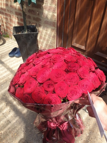 100 Red Roses Delivery on the Next-Day in the UK