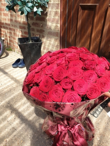 Fresh 50 Red Roses Delivery on the Same-Day in London